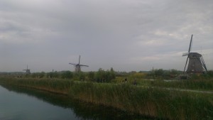 Windmills and tourists (800x451)